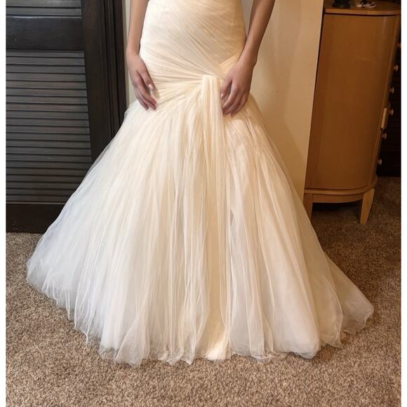 Monique Lhuillier Wedding Dress – Ivory Tulle Mermaid Gown –00 - Picture 2 of 16